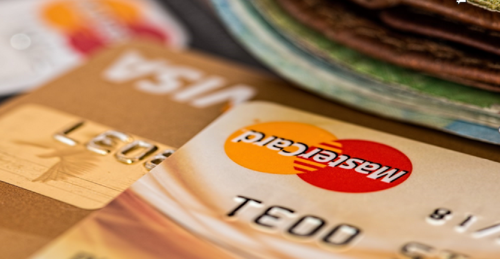 Vale a pena parcelar a fatura do cartão de crédito? 