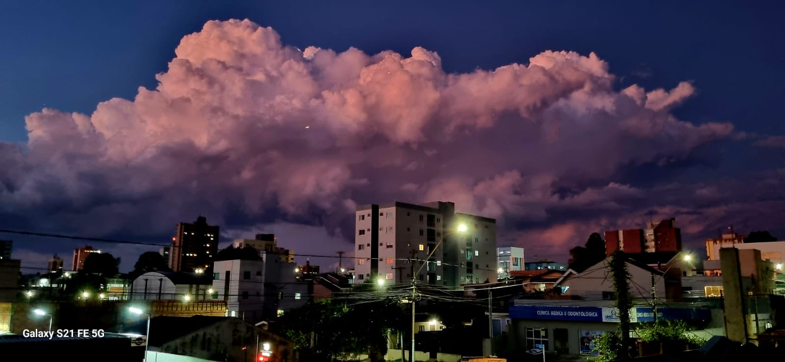 Nova frente fria aumenta risco de tempestade no início da semana no Paraná