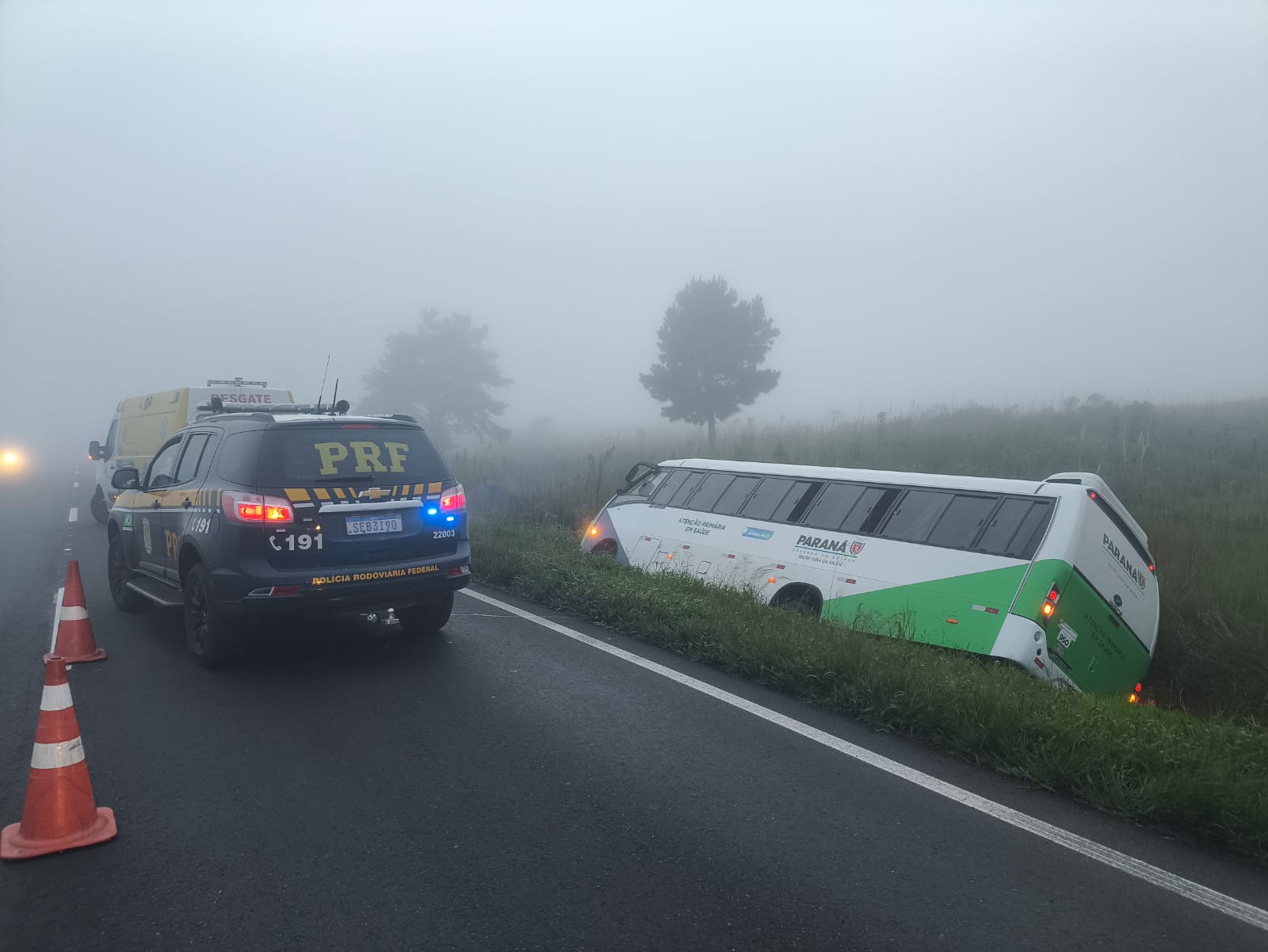 Ônibus da Saúde de Prudentópolis tomba com pacientes a caminho de hospitais; 3 pessoas ficaram feridas
