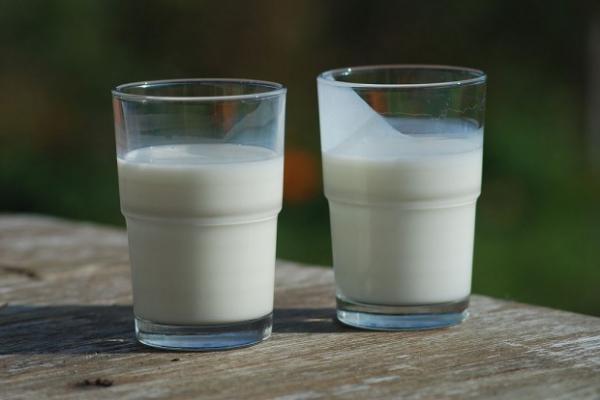 Preço do leite começa a recuar após acumular alta anual de 80% em julho